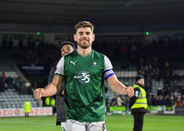 Plymouth Argyle orta saha oyuncusu Joe Edwards (8), 17 Aralık 2022 'de İngiltere' nin Plymouth kentinde oynanan Sky Bet 1 karşılaşmasında kazandığı galibiyeti kutluyor.