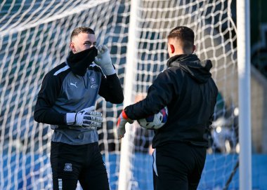 Plymouth Argyle kalecisi Callum Burton (25), 17 Aralık 2022 'de İngiltere' nin Plymouth kentinde oynanan Sky Bet 1 karşılaşmasında ısınma turunda Plymouth Argyle ve Morecambe karşı karşıya geldi.