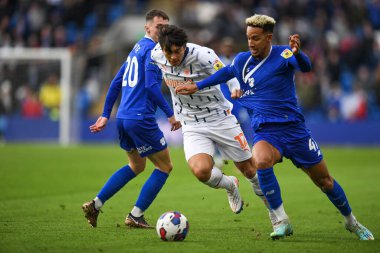 Blackpool 'dan Kenny Dougall # 12 Cardiff City' den Gavin Whyte # 20 ve Cardiff City 'den Callum Robinson # 47 Cardiff City - Blackpool maçı sırasında Cardiff City Stadyumu, Cardiff, İngiltere, 17.12.2022