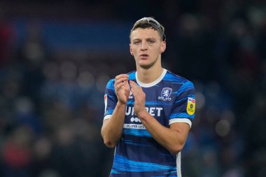 Middlesbrough 'dan Dael Fry 17 Aralık 2022' de Burnley ile Middlesbrough arasında oynanan Gökyüzü İddia Şampiyonası maçından sonra taraftarları selamlıyor.