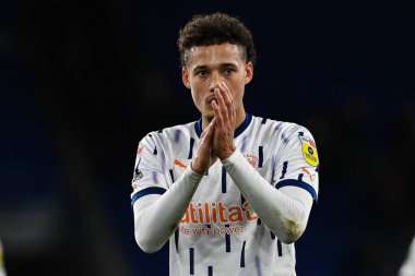 Blackpool 'dan Rhys Williams 17 Aralık 2022' de Cardiff City Stadyumu 'nda oynanan Sky Bet Şampiyonası maçının sonunda taraftarları alkışlıyor.