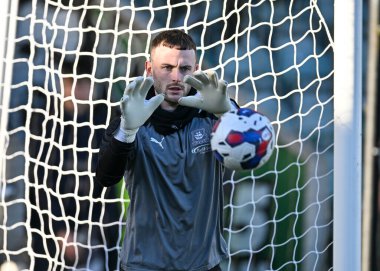 Plymouth Argyle kalecisi Callum Burton (25), 17 Aralık 2022 'de İngiltere' nin Plymouth kentinde oynanan Sky Bet 1 karşılaşmasında ısınma turunda Plymouth Argyle ve Morecambe karşı karşıya geldi.