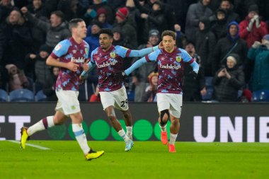 Burnley 'den Manuel Benson 17 numara, 17 Aralık 2022' de Burnley ile Middlesbrough arasında oynanan Sky Bet Şampiyonası maçında 1-1 'lik skoru kutluyor.