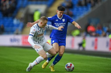 Cardiff City 'den Callum O' Dowda # 11, Blackpool 'dan Shayne Lavery' nin baskısı altında. 17 Aralık 2022 'de Cardiff City, Cardiff City Stadyumu' nda oynanan Cardiff City - Blackpool maçında Blackpool # 19.