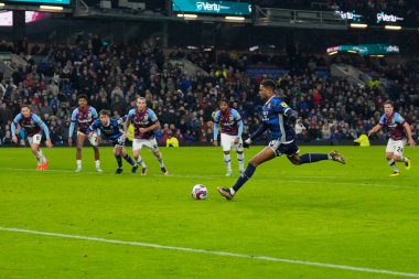 Middlesbrough 'dan Chuba Akpom # 29, 17 Aralık 2022' de Burnley ile Middlesbrough arasında oynanan Gökyüzü İddia Şampiyonası maçında penaltı almak üzere yola çıktı.