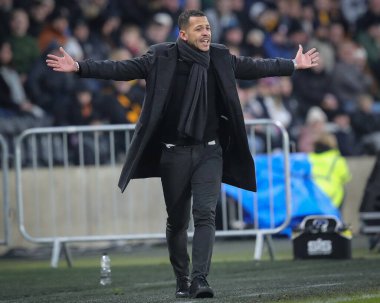 İlk takım koçu Liam Rosenior 17 Aralık 2022 'de MKM Stadyumu' nda Hull City ile Sunderland arasındaki Sky Bet Şampiyonası 'nda jest ve tepkiler gösterdi.