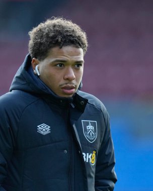 Burnley 'den Manuel Benson 17 numara 17 Aralık 2022' de Burnley ile Middlesbrough arasındaki Gökyüzü İddia Şampiyonası maçından önce stadyuma geldi.