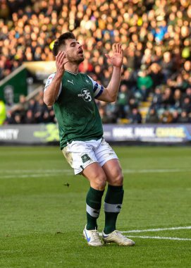 Plymouth Argyle orta saha oyuncusu Joe Edwards (8), 17 Aralık 2022 'de Home Park, Plymouth, İngiltere' de oynanan Sky Bet 1 karşılaşmasında Plymouth Argyle ile Morecambe arasındaki maçı kaçırdıktan sonra üzgün görünüyor.