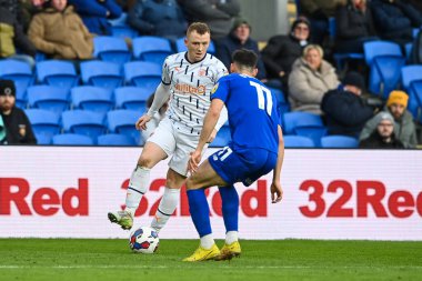 Blackpool 'dan Shayne Lavery # 19 numara Cardiff City' den Callum O 'Dowda # 11' i Cardiff City - Blackpool maçı sırasında Cardiff City Stadyumu, Cardiff, Birleşik Krallık 'ta 17 Aralık 2022' de aldı.