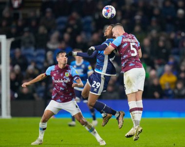 Burnley 'den Taylor Harwood-Bellis 17 Aralık 2022' de Burnley ile Middlesbrough arasındaki Sky Bet Şampiyonası 'nda Chuba Akpom # 29 Middlesbrough ile bir maç için yarışır.