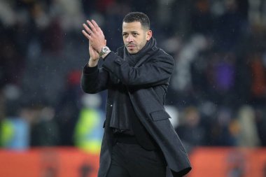 Hull City teknik direktörü Liam Rosenior, 17 Aralık 2022 'de MKM Stadyumu' nda oynanan Sky Bet Şampiyonası maçından sonra taraftarlarını alkışlıyor ve alkışlıyor.