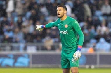 Girona 'nın 13 numaralı Paulo Gazzaniga, Manchester City' nin 17 Aralık 2022 'de Etihad Kampüsü' nde Girona 'ya karşı oynadığı maçta takım talimatlarını veriyor.