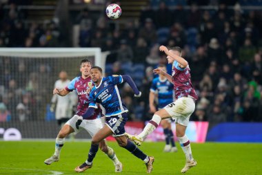Burnley 'den Taylor Harwood-Bellis 17 Aralık 2022' de Burnley ile Middlesbrough arasındaki Sky Bet Şampiyonası 'nda Chuba Akpom # 29 Middlesbrough ile bir maç için yarışır.