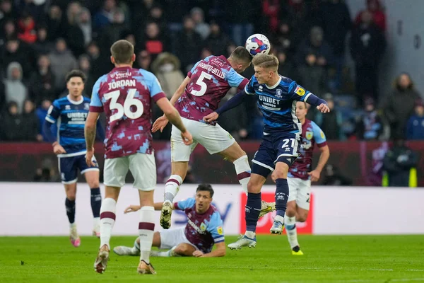 Middlesbrough 'dan Marcus Forss # 21 Burnley' nin Burnley 'e karşı oynadığı 17 Aralık 2022' de Middlesbrough Turf Moor, Burnley, Birleşik Krallık 'ta oynanan Sky Bet Şampiyonası maçında Burnley' li Taylor Harwood-Bellis # 5 ile bir maç için yarışıyor.