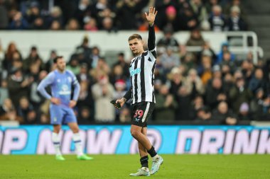 Newcastle United 'ın 39 numaralı Bruno Guimares, Carabao Kupası dördüncü tur karşılaşmasında taraftarlarına el sallıyor. Newcastle United, Bournemouth' a karşı. St. James 's Park, Newcastle, İngiltere, 20 Aralık 2022