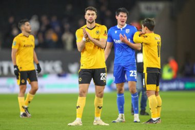 Wolverhampton Wanderers 'dan Max Kilman Carabao Kupası' nın dördüncü turu sonrasında taraftarları alkışlıyor. Wolverhampton Wanderers, Gillingham 'a karşı Molineux, Wolverhampton, Birleşik Krallık, 20 Aralık 202