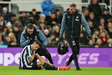 Newcastle United 'dan Fabian Schr # 5, 20 Aralık 2022' de St. James 's Park, Newcastle, İngiltere' de oynanan Dördüncü Raund Newcastle United - Bournemouth maçında tedavi gördü.