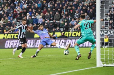 Bournemouth 'dan Dominic Solanke 4. Raunt Newcastle United ile St. James' s Park, Newcastle, İngiltere, 20 Aralık 202 'de oynanan karşılaşmada kalede gol atıyor.