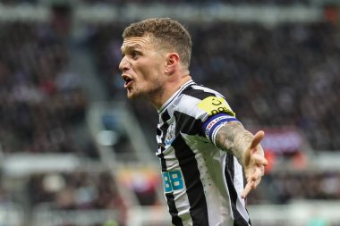 Newcastle United 'dan Kieran Trippier 20 Aralık 202' de St. James 's Park, Newcastle, İngiltere' de oynanan Carabao Kupası dördüncü tur karşılaşmasında çizgi hakimine sesleniyor.