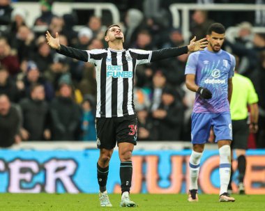 Newcastle United 'tan Bruno Guimares, Bournemouth' tan Adam Smith 'i kutluyor. 20 Aralık' ta oynanan Carabao Kupası 4. tur karşılaşmasında 1-0 'lık skorla Newcastle United' a karşı Bournemouth St.James 's Park, Newcastle, İngiltere