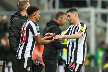 24 numaralı Miguel Almirn 'in yerine Newcastle United takımından Jacob Murphy, 20 Aralık 2022' de St. James 's Park, Newcastle, İngiltere' de oynanan dördüncü tur Newcastle United - Bournemouth karşılaşmasında sahadan ayrılan taraftarları alkışlıyor.