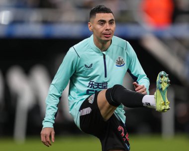 Newcastle United 'dan Miguel Almirn # 24, Carabao Kupası dördüncü tur karşılaşması öncesinde, Newcastle United ile Bournemouth arasında 20 Aralık 2022' de St. James 's Park, Newcastle, İngiltere' de oynanan karşılaşma öncesi ısınma sırasında