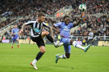 Newcastle United takımının Kieran Trippier 'ı Carabao Kupası 4. Raundda Newcastle United' ın Bournemouth 'a karşı St. James' s Park, Newcastle, İngiltere 'de 20 Aralık 202' de oynadığı karşılaşmada topu çaprazlıyor.