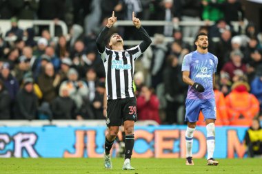 Newcastle United 'tan Bruno Guimares, Bournemouth' tan Adam Smith 'i kutluyor. 20 Aralık' ta oynanan Carabao Kupası 4. tur karşılaşmasında 1-0 'lık skorla Newcastle United' a karşı Bournemouth St.James 's Park, Newcastle, İngiltere