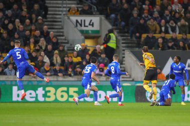 Wolverhampton Wanderers 'ın 8 numaralı Rubn Neves' i, Carabao Cup 4. Raund 'da Gillingham' a karşı oynanan Molineux, Wolverhampton, İngiltere, 20 Aralık 2022 'de oynanan maçta Max Ehmer # 5 Gillingham' ın engellediği golü atıyor.
