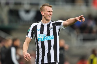 Newcastle United takımının 33 numaralı Dan Burn, Carabao Kupası dördüncü tur karşılaşmasında takımına talimat veriyor. Newcastle United ile St. James 's Park, Newcastle, İngiltere, 20 Aralık 202
