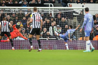 Bournemouth 'lu 25. Marcos Senesi, Carabao Kupasının 4. raundunda Bournemouth' a karşı St. James 's Park, Newcastle, İngiltere, 20 Aralık 202' de oynanan dördüncü tur karşılaşmasında Bournemouth 'lu Adam Smith' den topu kurtaramadı.