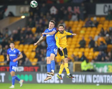 Gillingham 'dan Shaun Williams # 6 ve Wolverhampton Wanderers' dan Joo Moutinho # 28 numara Carabao Kupası dördüncü tur karşılaşmasında Wolverhampton Wanderers, Gillingham 'a karşı 20 Aralık 2022' de Molineux, Wolverhampton, Birleşik Krallık 'ta mücadele etti.