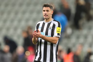 Newcastle United 'dan Fabian Schr # 5 Carabao Kupası dördüncü tur karşılaşmasının sonunda taraftarları alkışlıyor. Newcastle United, Bournemouth' a karşı St. James 's Park, Newcastle, İngiltere, 20 Aralık 2022