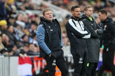 Newcastle United takımının teknik direktörü Eddie Howe, 20 Aralık 202 'de St. James' s Park, Newcastle, İngiltere 'de oynanan Carabao Kupası 4. tur karşılaşmasında takım talimatlarını verir.