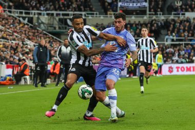 Newcastle United 'dan Callum Wilson # 9 ve Bournemouth Senesi # 25 numara Carabao Kupası Dördüncü Raund Newcastle United - Bournemouth maçı sırasında St. James' s Park, Newcastle, İngiltere, 20 Aralık 202