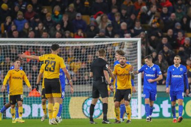 Wolverhampton Wanderers 'dan Rubn Neves 20 Aralık 2022 tarihinde Wolineux, Wolverhampton, İngiltere' de oynanan Carabao Kupası dördüncü tur karşılaşmasında Michael Salisbury 'ye itiraz etti.