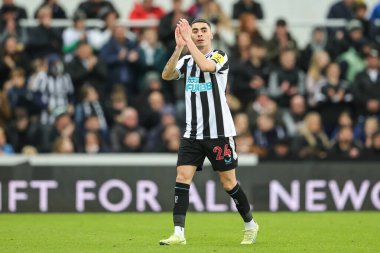 Newcastle United takımından Miguel Almirn, 20 Aralık 2022 'de St.James' s Park, Newcastle 'da oynanan dördüncü tur karşılaşmasında taraftarları alkışlıyor.