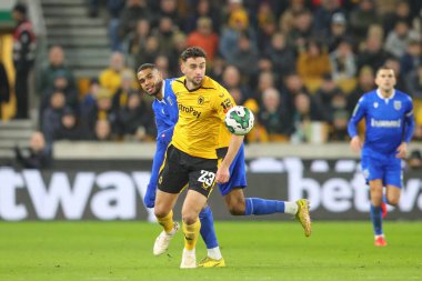 Gillingham 'dan Mikal Mandron # 9 ve Max Kilman # 23 Wolverhampton Wanderers Carabao Kupası dördüncü tur karşılaşmasında Wolverhampton Wanderers Gillingham' a karşı 20 Aralık 2022 'de Molineux, Wolverhampton, Birleşik Krallık' ta top için mücadele etti.