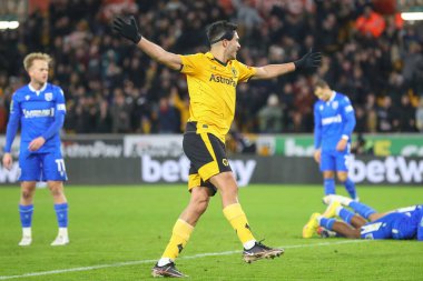 Wolverhampton Wanderers 'dan Ral Jimnez # 9 Wolverhampton Wanderers, Wolverhampton, Wolverhampton, Wolverhampton, İngiltere' de oynanan Carabao Kupası dördüncü tur maçında 3 numaralı Rayan At-Nouri 'yi kutluyor.