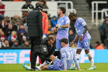 Bournemouth 'dan Kieffer Moore # 21 Carabao Kupası dördüncü tur karşılaşmasında tedavi görüyor. Newcastle United - St. James' s Park, Newcastle, İngiltere, 20 Aralık 202