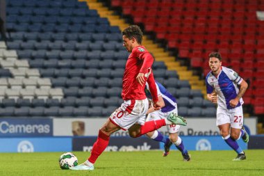 Nottingham Ormanı 'ndan Brennan Johnson # 20 numara 21 Aralık 202' de Ewood Park, Blackburn, Birleşik Krallık 'ta oynanan Carabao Kupası 4. tur karşılaşmasında 0-1 berabere kalarak penaltı aldı.