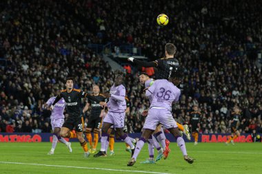 Leeds United 'ın 14 numarası Diego Llorente, Leeds Road, İngiltere' de 21 Aralık 202 'de oynanan Orta sezon dostluk karşılaşmasında topu Leeds United' a karşı Monaco 'nun önünde götürüyor.