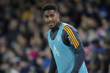 Leeds United 'ın 3. Jnior Firpo' su, Leeds Road, İngiltere 'de 21 Aralık 2022' de oynanan Mid sezon dostluk maçı sırasında yedek kulübesinde ısınıyor.