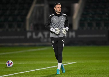 Plymouth Argyle kalecisi Callum Burton (25) Papa John 's Trophy karşılaşmasında ısınma turu Plymouth Argyle, Home Park, Plymouth, İngiltere' de AFC Wimbledon 'a karşı, 21 Aralık 202