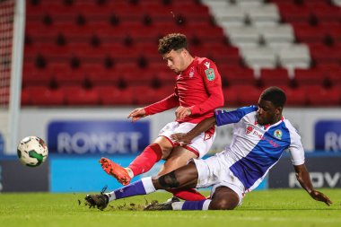 Nottingham Ormanı 'ndan Neco Williams, Blackburn Rovers' ın Clinton Mola # 15 'inin baskısı altında şut çekiyor. Blackburn Rovers' ın 13 numarası Aynsley Pears tarafından Carabao Kupası 4. tur karşılaşmasında kurtarıldı. Blackburn Rovers Nottingham Ormanı Ewood Pa