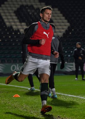 Plymouth Argyle orta saha oyuncusu Jordan Houghton (4) Papa John 's Trophy maçında ısınma turu sırasında Plymouth Argyle, Home Park, Plymouth, İngiltere' de AFC Wimbledon 'a karşı, 21 Aralık 202