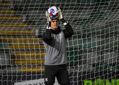 Plymouth Argyle kalecisi Michael Cooper (1) Papa John 's Trophy karşılaşmasında ısınma turu Plymouth Argyle' a karşı Home Park, Plymouth, İngiltere, 21 Aralık 202