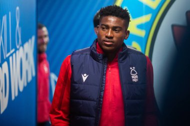 Taiwo Awoniyi # 9 Nottingham Ormanı Carabao Kupası 4. tur karşılaşmasından önce Ewood Park 'a varır Blackburn Ormanı, İngiltere 21 Aralık 202
