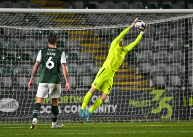 Plymouth Argyle kalecisi Callum Burton (25), Papa John 's Trophy maçında Plymouth Argyle' a karşı Home Park, Plymouth, İngiltere 'de 21 Aralık 202' de AFC Wimbledon maçında bir kurtarış yaptı.