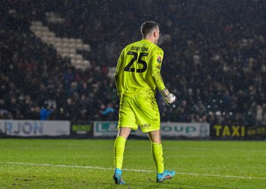 Plymouth Argyle kalecisi Callum Burton (25), Papa John 's Trophy maçında Plymouth Argyle' ın AFC Wimbledon 'a karşı Home Park, Plymouth, Birleşik Krallık, 21 Aralık 202' de penaltı noktasından kurtarışını kutluyor.